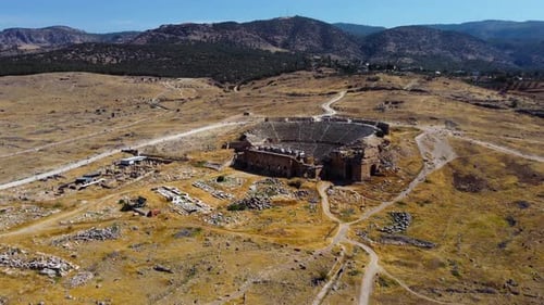 Das Amphitheater von Hierapolis und die antiken Ruinen von Pamukkale, Luftaufnahme