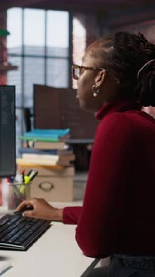 Ingeniero de software de vídeo vertical que resuelve tareas con las instrucciones de respuesta de un chatbot de IA LLM