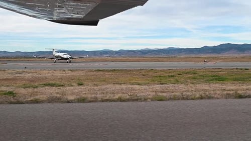 Un Cessna 182 dévalant la piste de l'aéroport métropolitain de Colorado Rocky Mountain