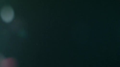 Collider-Kollektion: Weicher, mehrfarbiger Konfetti-Effekt, der sanft über einen schwarzen Hintergrund fällt