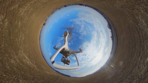 Vista lateral aproximada do Drone Quadricóptero Dji Phantom 4 voando para trás sobre os campos. Tiny Sky Vault