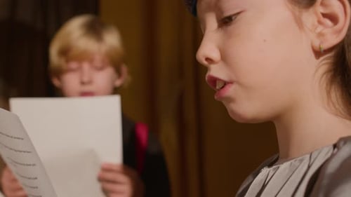 Kinder lesen Drehbuch im Theater