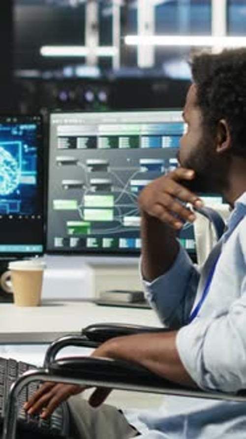Vertikaler Videoadministrator im Rollstuhl und Mitarbeiter im Rechenzentrum arbeiten mithilfe des Node Tree Tools zusammen