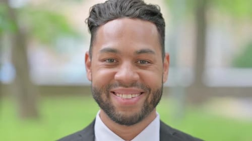 Gros plan extérieur d'un visage d'homme d'affaires souriant