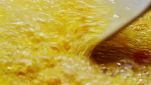 Argousier, baies saines pour le thé, boisson, baies mûres surgelées dans un bocal en verre et branches avec