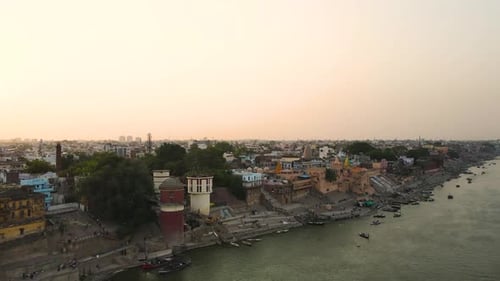 Foto de drone de Banaras e do Rio Ganga, os ghats e templos históricos ao longo das margens.