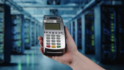 Zahlungsterminal in der Hand im Serverraum des Rechenzentrums