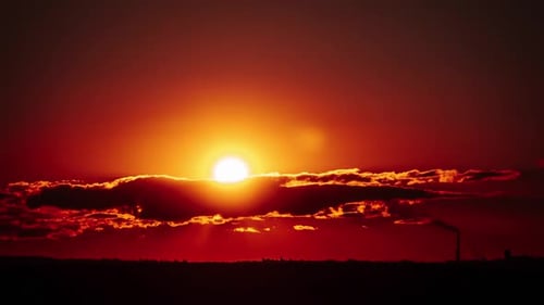 Zeitraffer bei feurigrotem Sonnenuntergang