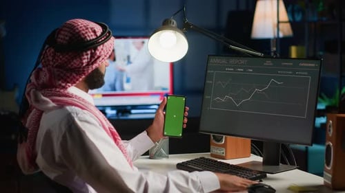 Arbeiter hält Greenscreen-Smartphone in der Hand