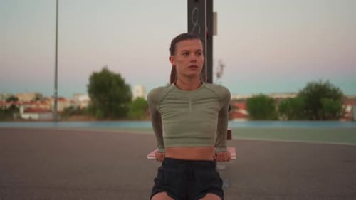 Junge erwachsene, fitte Frau macht Trizeps-Bench-Dip-Übungen während des Cross-Trainings im Freien