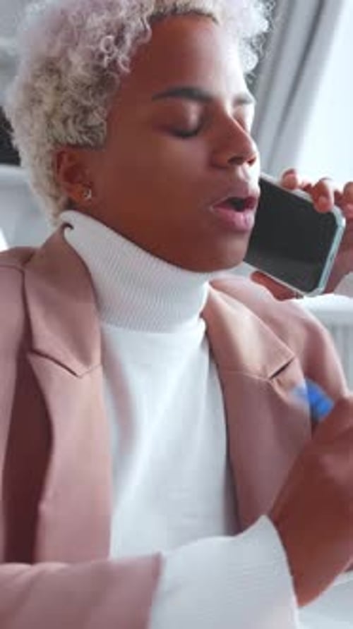 Entretenir une conversation pendant les heures de travail dans un environnement de bureau lumineux