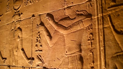 Détails de hiéroglyphes illuminés par la lumière artificielle à l'intérieur du temple de Philae, Assouan, Égypte.