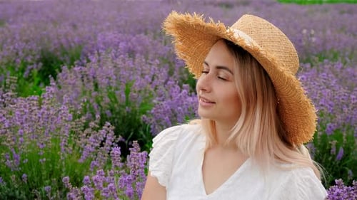 Femme dans un champ de lavande, focus sélectif