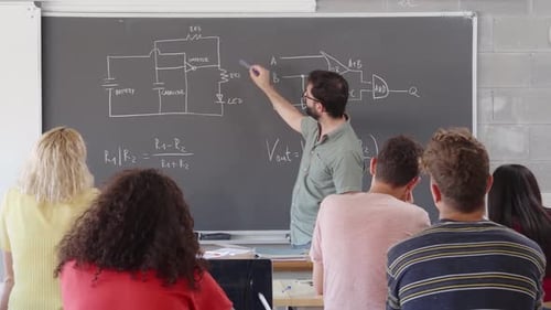 Junger männlicher Lehrer gibt einen naturwissenschaftlichen Unterricht und erklärt an der Tafel