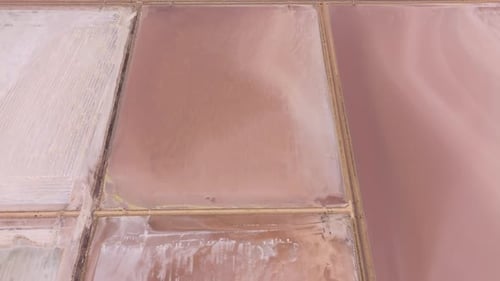 Vista aérea de salinas de cor pastel à beira-mar, França