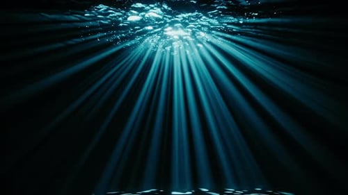 Unterwasserlichtstrahlen tanzen anmutig in den ruhigen Gewässern eines unberührten Ozeans