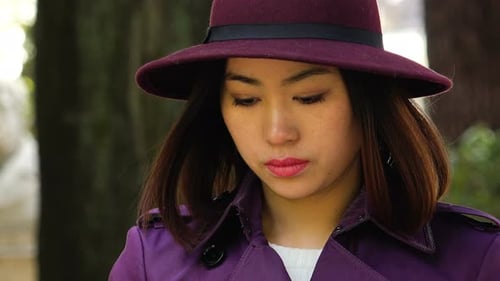 joven asiática pensativa y triste- al aire libre