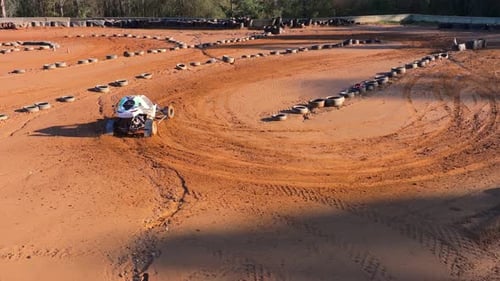 Vista aérea de las carreras de buggy y a la deriva en una pista todoterreno.