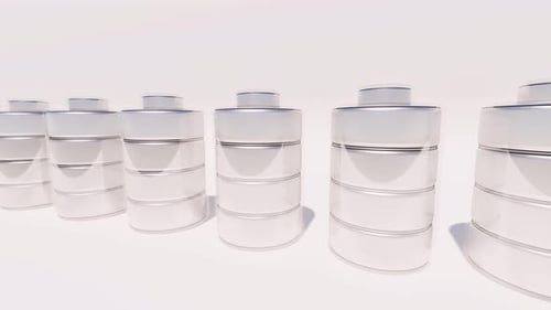 Reihe wiederaufladbarer Batterien auf weißer Tasche