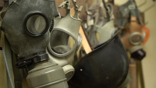 Alte Vintage-Gasmasken hängen an einer Wand