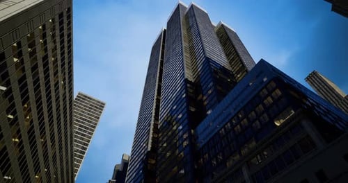 Edificios de gran altura se extienden hacia el cielo nocturno en una ciudad bulliciosa