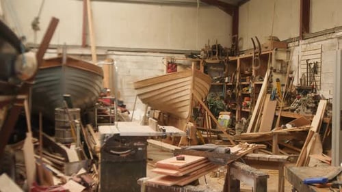 Barcos de madeira construídos na oficina de armadores