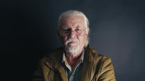 Vieil homme en sweat à capuche marron et lunettes faisant le signe parfait