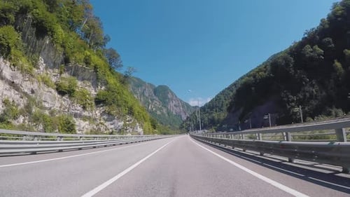 Dirigindo na estrada panorâmica da Mountain Highway