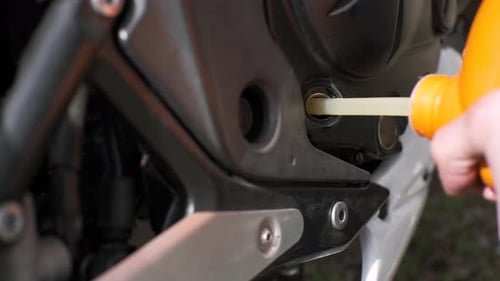 Biker Change Aceite de motor en motocicleta