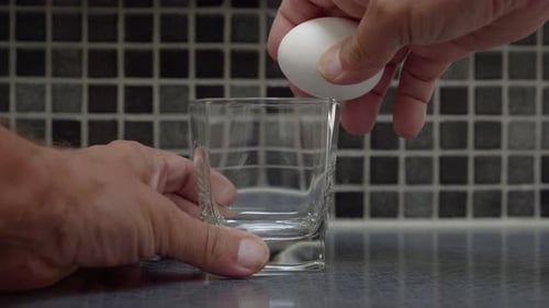Ei wird mit einer Hand geknackt