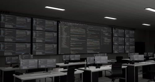 Código de programação em vários monitores e desktops mostrando o banco de dados em um centro de controle e segurança