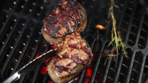 el chef prepara deliciosas carnes en el restaurante