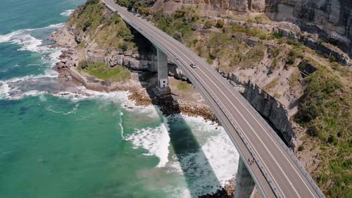 Fahrt über eine atemberaubende Küstenklippenbrücke mit wunderschönem türkisfarbenem Meerblick