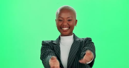 Gesicht, zeigend und schwarze Frau zur Auswahl auf grünem Bildschirm zur Begrüßung, Nachrichtenankündigung