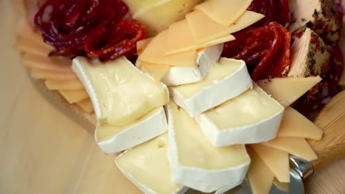 Planche à charcuterie et à fromage en bois, idée de cadeau de Noël, collation, assiette d'entrée pour dîner avec vin