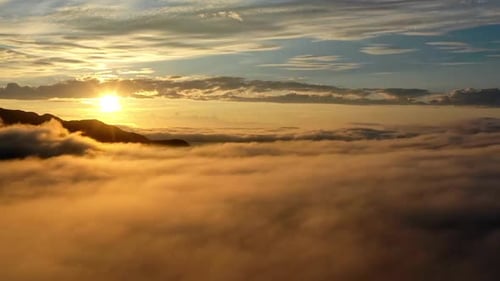 Wolkenmeer, das sich bei Sonnenuntergang über den Bergen bewegt - Zeitraffer - Nordnorwegen