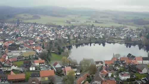 Drone Vue aérienne du village allemand traditionnel de Herzberg am Harz dans le célèbre parc national de