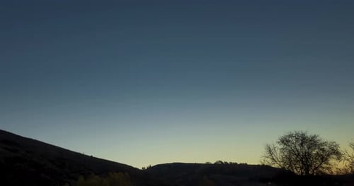 Bergwiese, Zeitraffer im Sommer oder Herbst, Sonnenaufgang, Wilde Natur und ländliches Feld, klarer Himmel