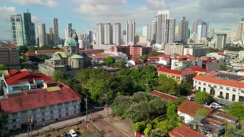 Vol aérien au-dessus de la cathédrale Intramuros de Manille et des toits de la ville