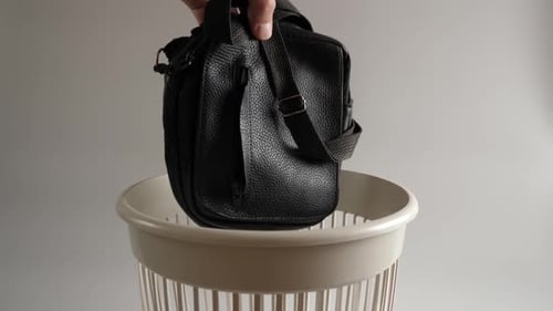 1. Una vieja bolsa de cuero desgastada se tira a la basura para su reciclaje