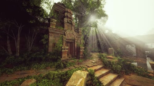 Ruines d'un ancien temple au milieu d'une végétation luxuriante