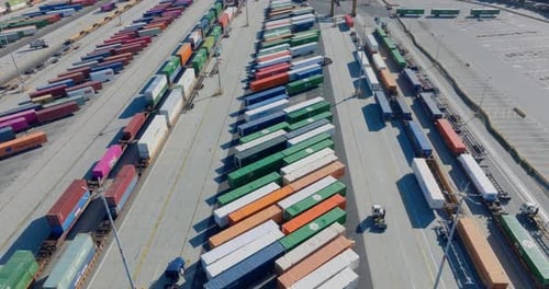 Containerterminal. Luftaufnahme eines Sattelschlepters mit Frachtanhängern.