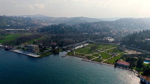 Drohnenblick auf die Istanbuler Bosporus-Küste, Häuser am Wasser und Grünflächen