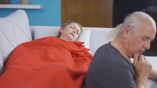 L'homme qui prend soin de sa femme malade.