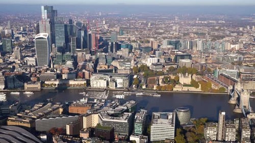 Luftbild von The Shard, City of London und der Themse entlang der Tower Bridge, London, Großbritannien.
