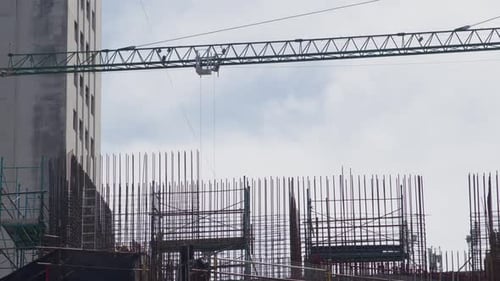Imágenes de alta velocidad que capturan a albañiles ágiles con arneses de seguridad, trabajando con rapidez y habilidad