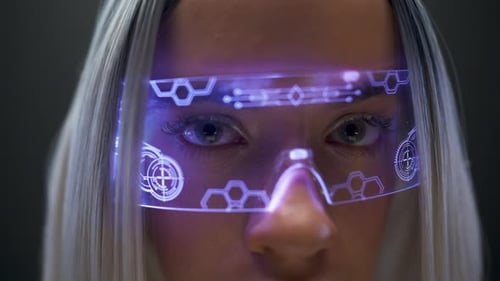 Fokussierte Frau, die virtuelle Diagramme mit einer VR-Brille in Zeitlupe inspiziert