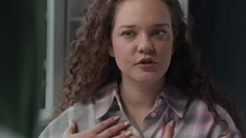 Jeune patiente expliquant les symptômes de l'asthme lors d'un rendez-vous chez le médecin