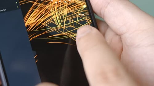 La navigation cartographique des cyberattaques sur l'écran d'un smartphone affiche diverses informations techniques dans lesquelles il est seul