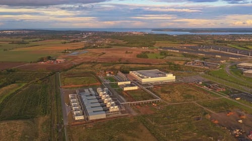 Campus de computación futurista que proporciona servidores de alta velocidad, procesamiento de inteligencia artificial,